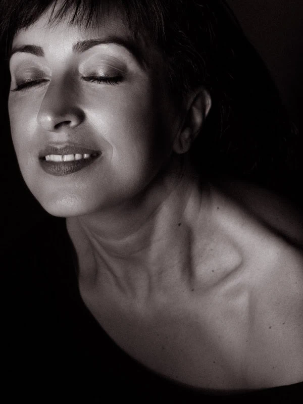 Portfolio book attori Roma con ritratto in studio per casting