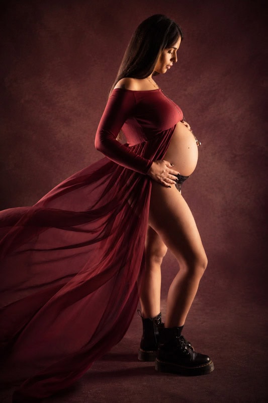 Foto gravidanza boudoir femminile elegante in studio