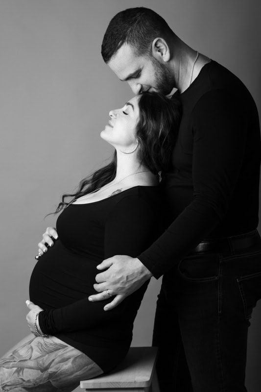 Ritratto maternità Roma con papà o compagno in studio