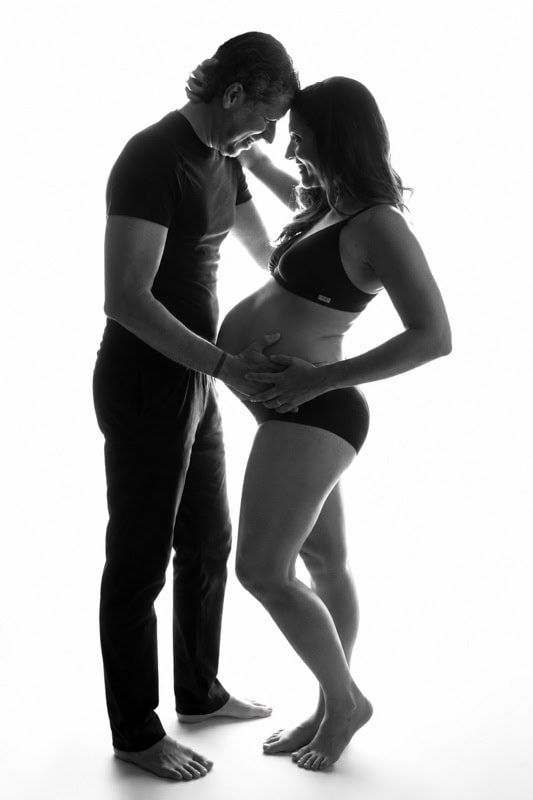 Servizio fotografico gravidanza coppia Roma con papà e pancione